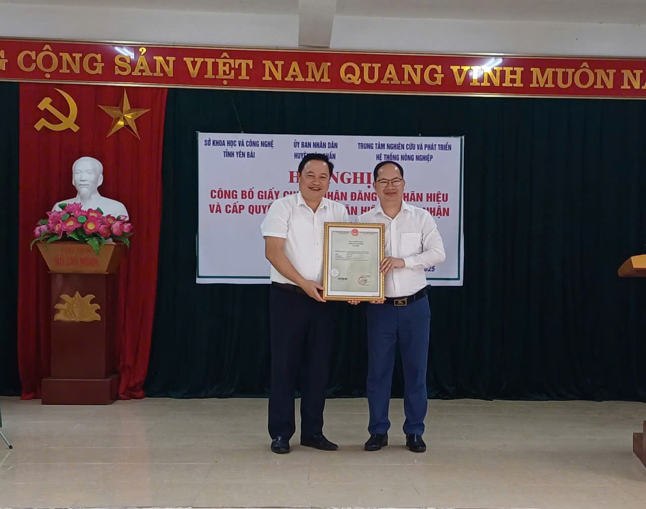 CÔNG BỐ VĂN BẰNG BẢO HỘ VÀ TRAO QUYỀN SỬ DỤNG NHÃN HIỆU CHỨNG NHẬN “MĂNG SẶT VĂN CHẤN” SẢN PHẨM NÔNG NGHIỆP CỦA HUYỆN VĂN CHẤN